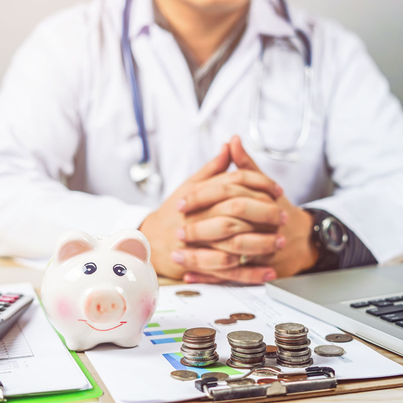 Arztgespräch Arzt mit Unterlagen, Geld und Sparschwein
