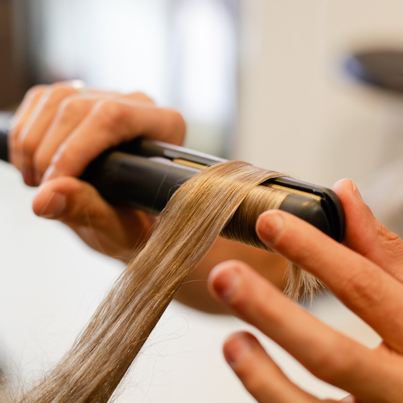 Haarstyling mit Gl&auml;tteisen
