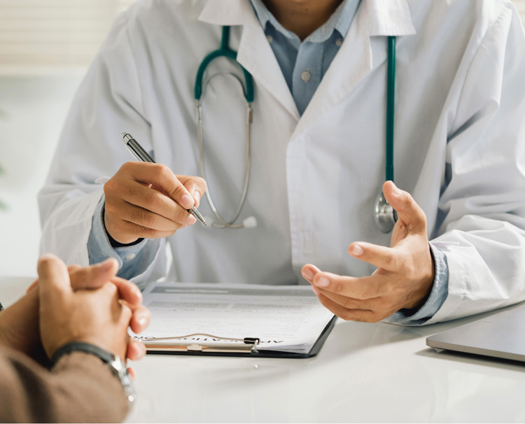 Patientengespräch Arzt sitzt Patient mit Unterlagen gegenüber