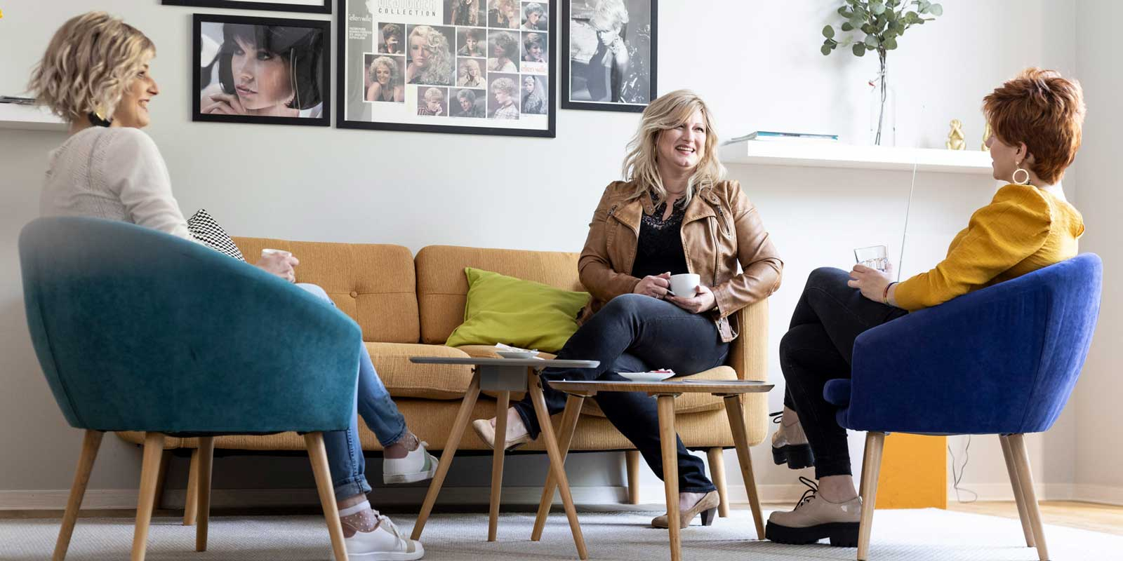 Drei Damen sitzen sich gegenüber im Haarstudio Mannheim